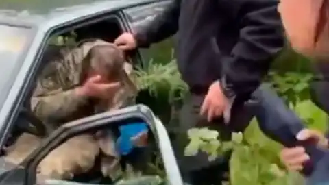 Избиение работника ТЦК в Ворохте. Фото: Скриншот из видео