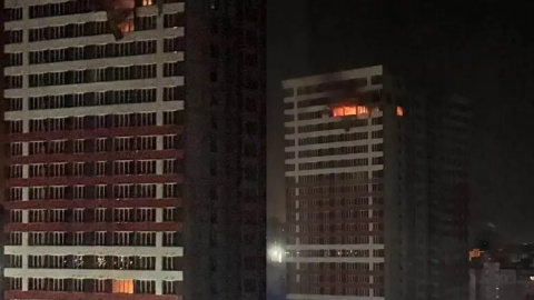 Ночью обломки российского дрона попали в многоэтажки в Броварах, вспыхнул пожар