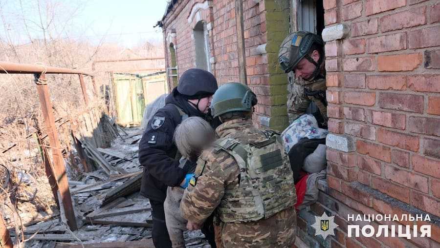 Наслідки авіаудару армії РФ по Костянтинівці. Фото. Нацполіція України.