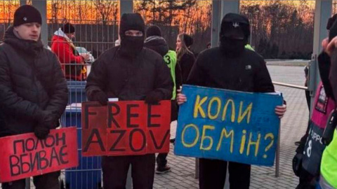 Вболівальники з плакатами Free Azov. Фото: Львівич