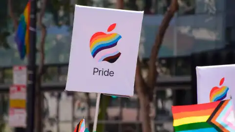 Плакат с логотипом Apple на Марше равенства. Фото: Depositphotos