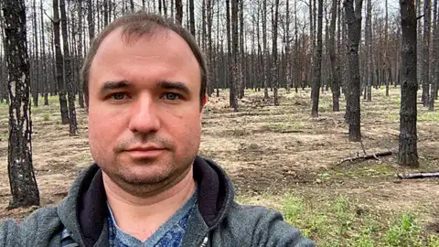Адвокат Андрій Мороз у спаленому під час російської окупації лісі (Миколаївська область) після деокупації українськими військами