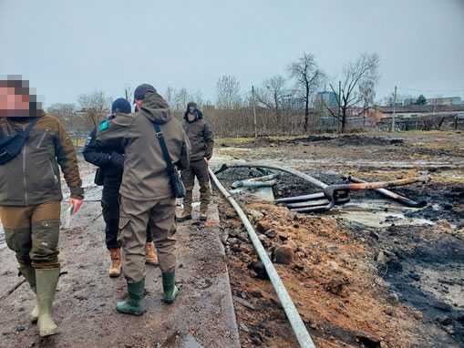 Представники Оперативного штабу при Державній екологічній інспекції України здійснюють огляд зруйнованої нафтобази (Львівська область).