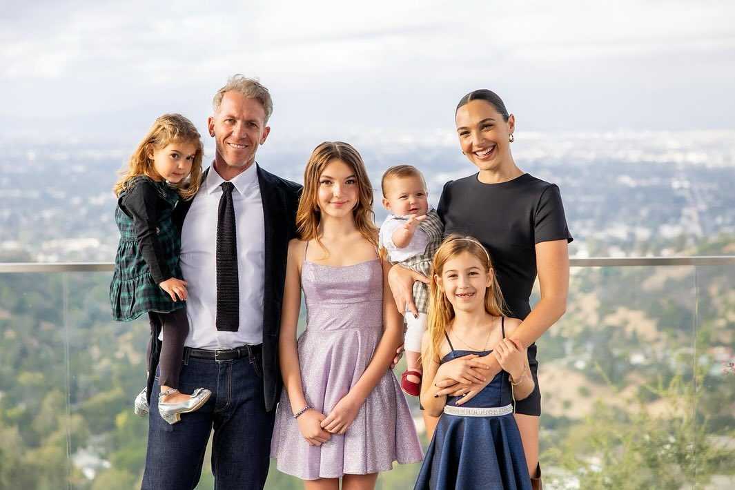 Галь Гадот з родиною. Фото: instagram.com/gal_gadot