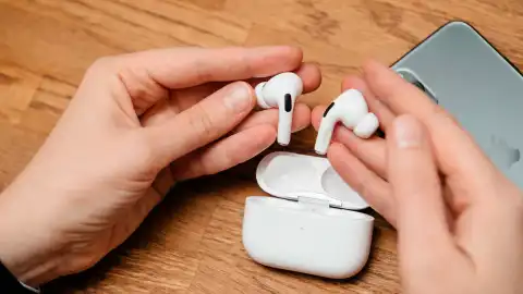 Apple AirPods. Фото: Depositphotos