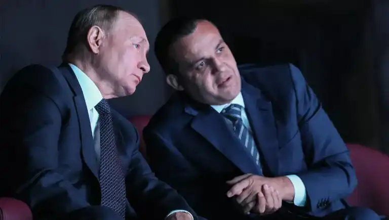 Диктатор Путін разом з Кремльовим