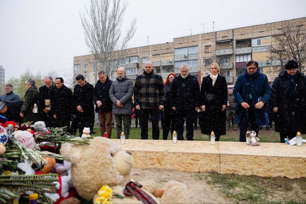 Among those who visited the site of the russian strike on Kryvyi Rih was, among others, the US Ambassador to Ukraine Bridget Brink. Photo:Telegram Serhii Lysak