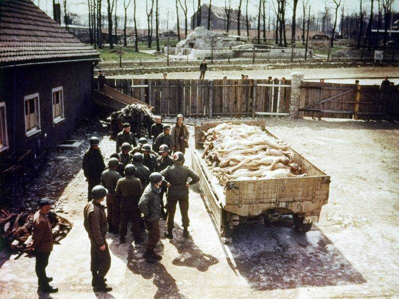 Трупи на подвірʼї табору смерті 