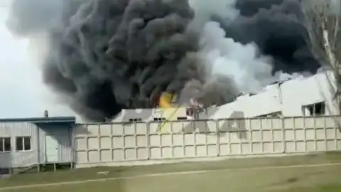 Пожар на месте "прилета" российской ракеты. Фото: скриншот видео.