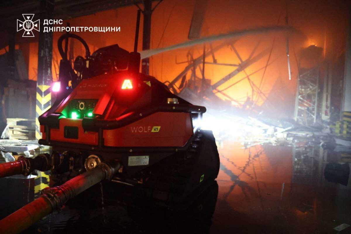 A fire that broke out due to an enemy strike in the city of Dnipro. Photo: SESU