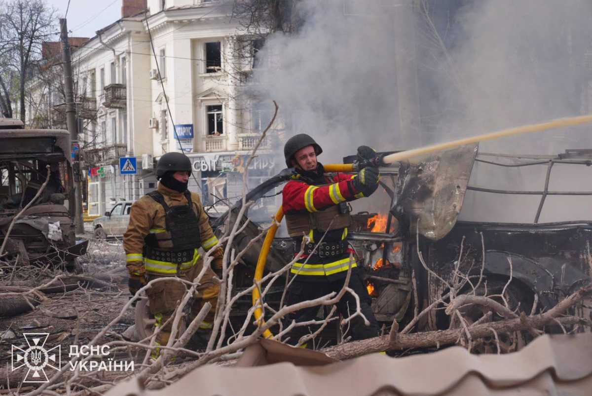 Rescuers at site of missile strike in Sumy. Photo: Telegram/Ihor Klymenko | Ministry of Internal Affairs