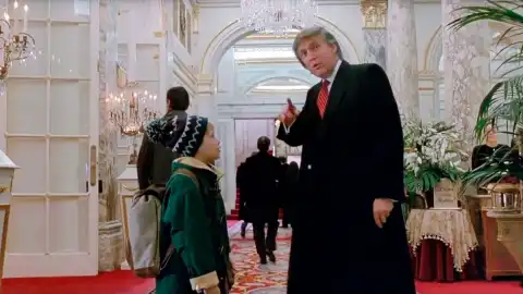 Маколей Калкин и Дональд Трамп. Фото: кадр фильма "Один дома 2"