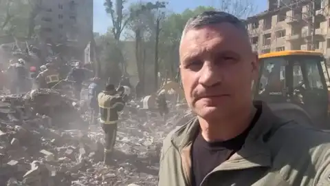 Виталий Кличко показал видео поисково-спасательной операции после ночной атаки россиян