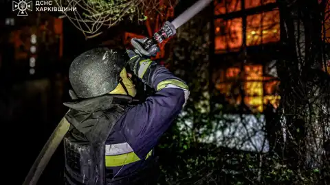 Пожежник на місці обстрілу. Фото: ДСНС