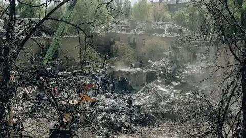 Место "прилета" баллистической ракете в Киеве. Фото: ГосЧС Украины.