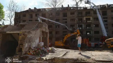 Последствия атаки на город. Фото: ГСЧС