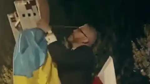 Снятие флага Украины с мэрии. Скриншот видео: Х/GrzegorzBraun_