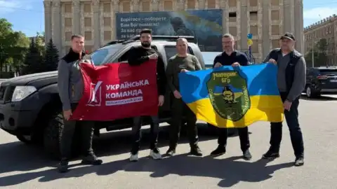Паралимпийский чемпион Максим Крипак и "Украинская команда" передали внедорожник защитникам на Волчанское направление