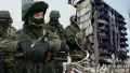Російські окупанти на тлі зруйнованої будівлі (ілюстративне зображення). Фото: колаж УН.