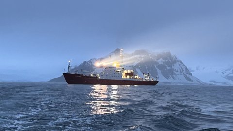 Криголам "Ноосфера". Фото: facebook/AntarcticCenter