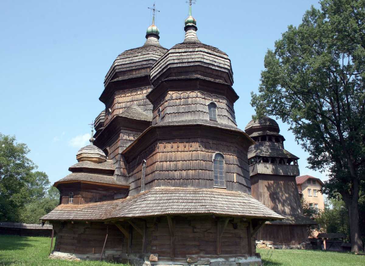 Приклад, Церква Святого Юра у Дрогобичі та дзвіниця. Фото: Велика українська енциклопедія