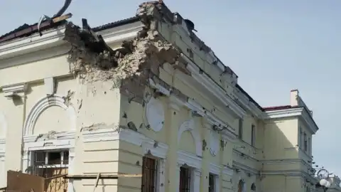 Поврежденное здание вокзала. Фото: УЗ