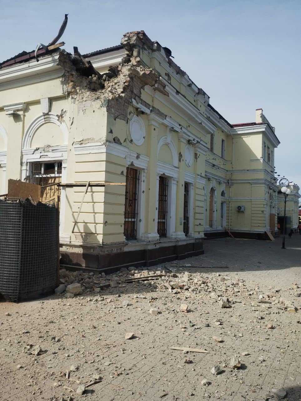 Пошкоджена будівля вокзалу. Фото: УЗ