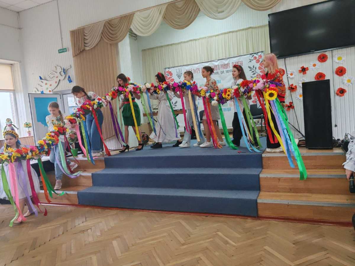 Створенний дівчатами-ліцеїстками вінок - символ дівочої краси в Україні