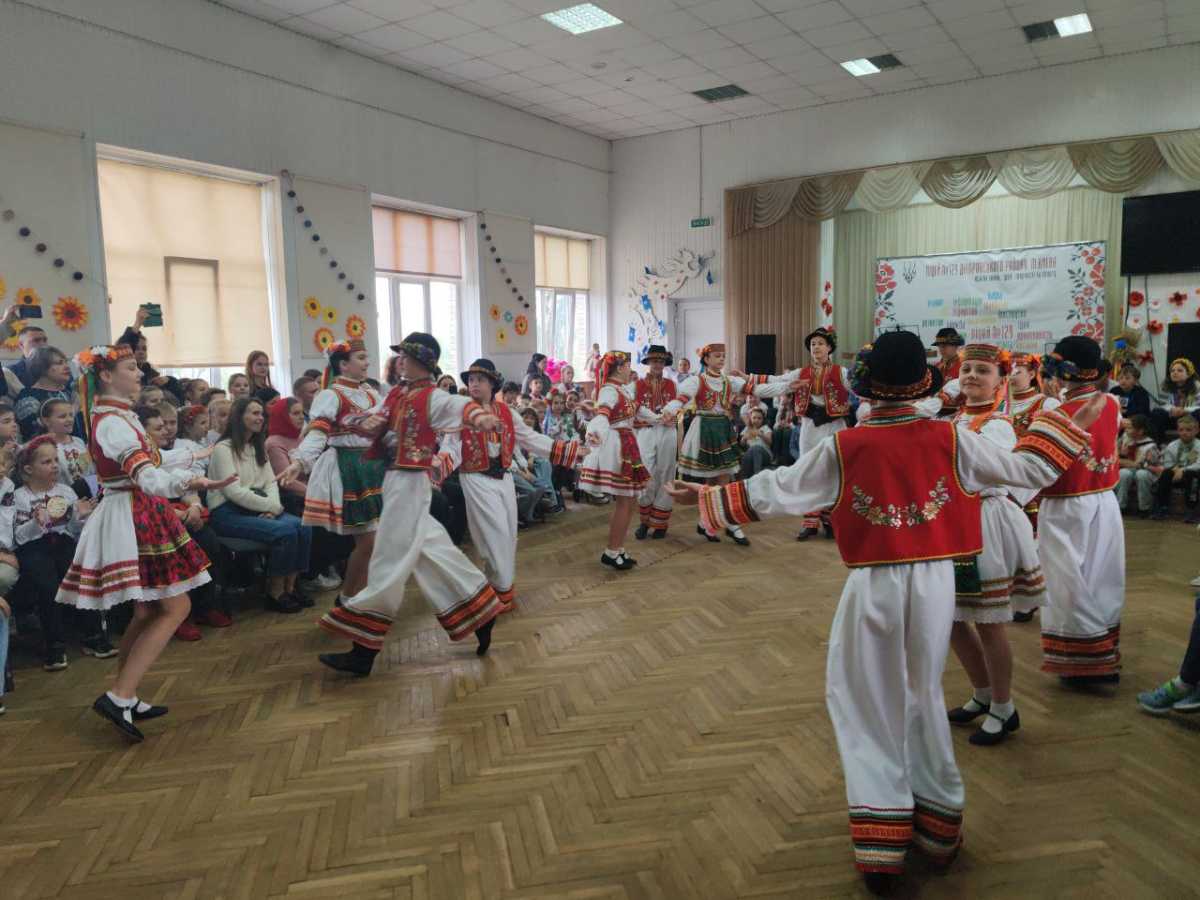 Танець від школярів в яскравому та різнобарвному етнічному стилі запалив всіх гостей настроєм