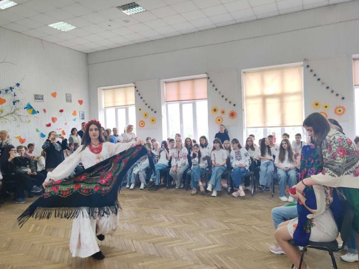 Дефіле українських національних костюмів