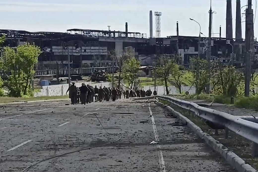Українські оборонці виходять з комбінату Азовсталь, 18 травня 2022 року