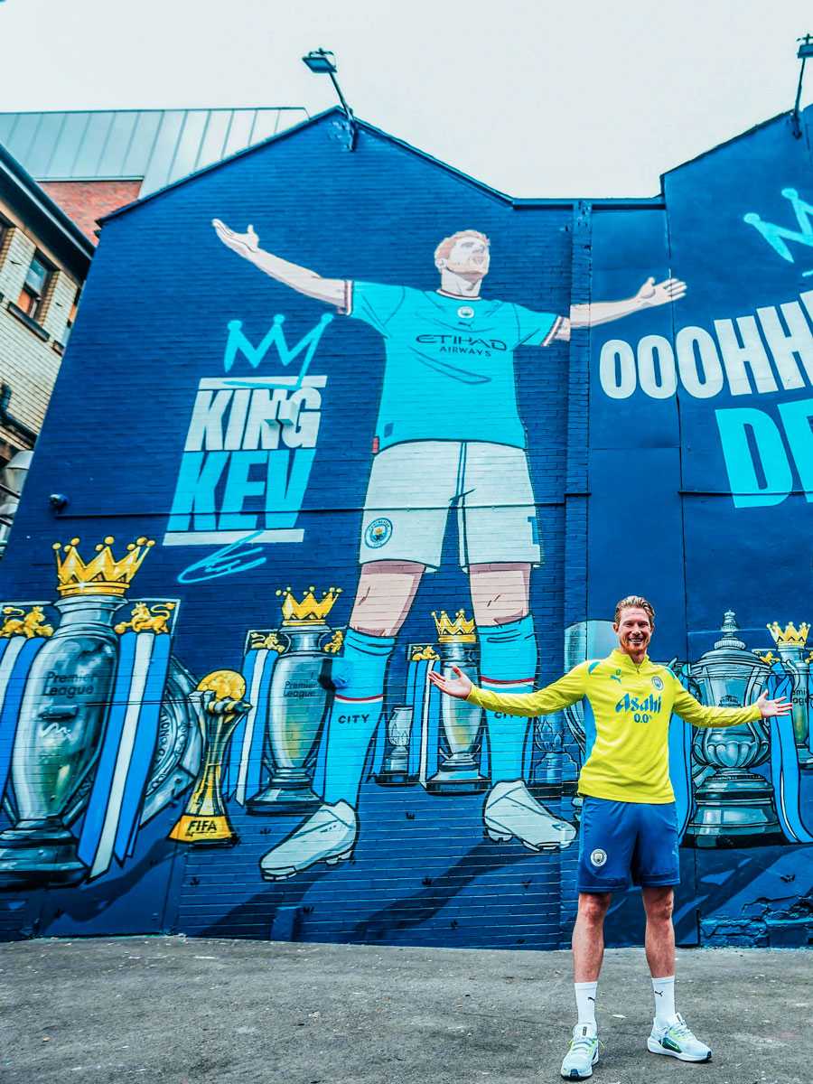 Кевін Де Брюйне на тлі власного мурала. Фото: EuroFoot