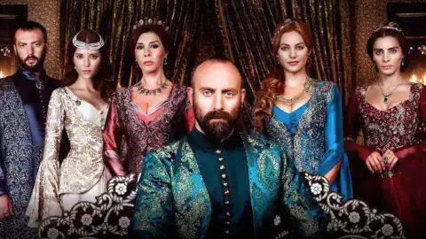 Халит Эргенч (в центре) на постере сериала "Великолепный век". Фото: официальный сайт сериала.