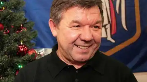 Директор ДП з обслуговування диппредставництв, що разом з дружиною володіє багатьма квартирами та ділянками, отримує 226 тис. грн зарплати