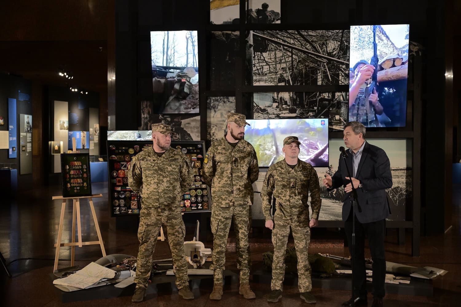 (зліва направо) Солдат 225-го ОШП Денис Скрипко (Орден «За мужність»), старший лентинант 225-го ОШП Іван Козін (двічі «Хрест бойових заслуг» та 