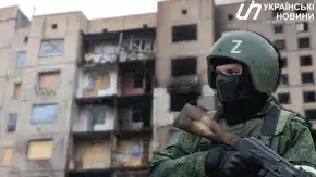 Російський окупант на тлі зруйнованого будинку (ілюстративне зображення). Фото: колаж УН.