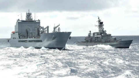 Эсминец ВМС США "Харви Милк" (T-AO 206) завершил пополнение в море двумя кораблями Морских сил самообороны Японии.