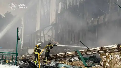 Последствия атаки россиян на Киев. Фото: ГосЧС