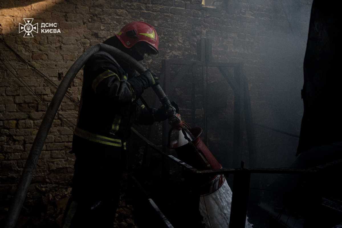 Ліквідація наслідків російського обстрілу Києва. 10.06.2025. Фото: ДСНС