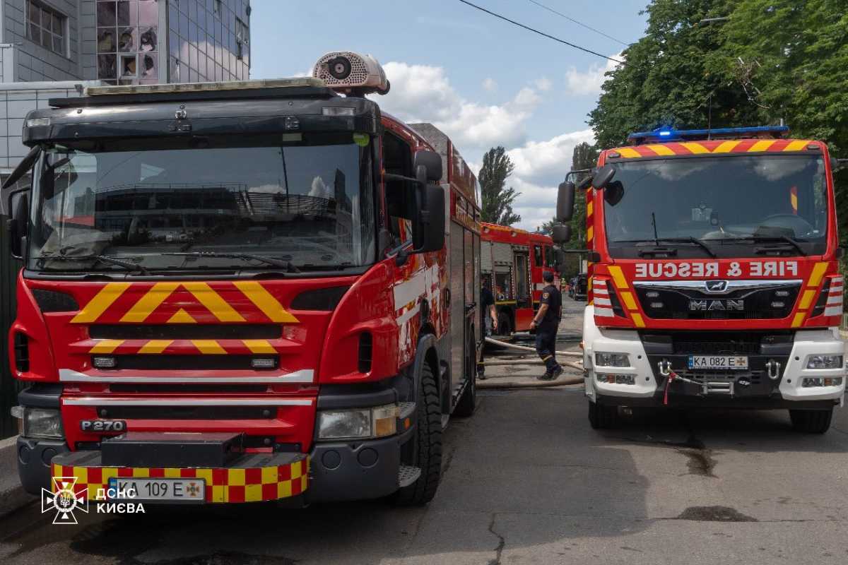 Ліквідація наслідків російського обстрілу Києва. 10.06.2025. Фото: ДСНС