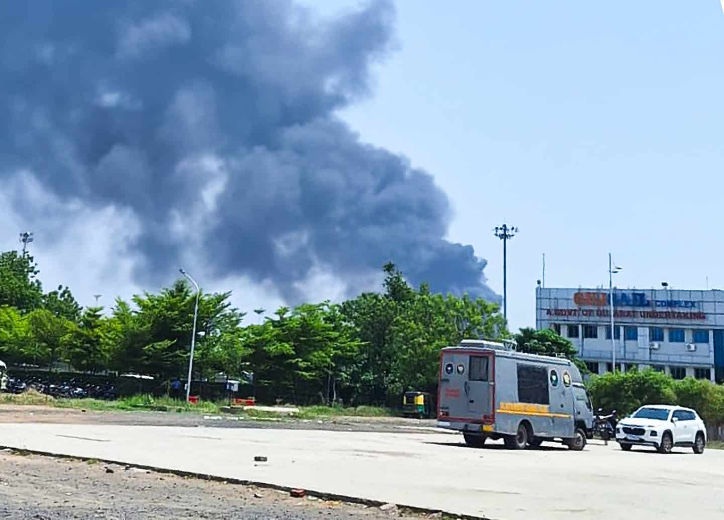 A column of smoke after the plane crash. Photo: DD News