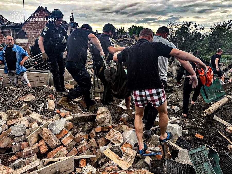 Наслідки авіаудару армії РФ по Золочеву Харківської області. Фото: ДСНС України.