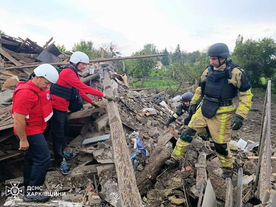 Наслідки авіаудару армії РФ по Золочеву Харківської області. Фото: ДСНС України.