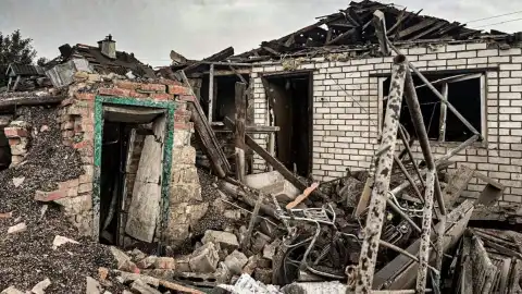 Последствия авиаудара армии РФ по Золочеву Харьковской области. Фото: ГосЧС Украины.