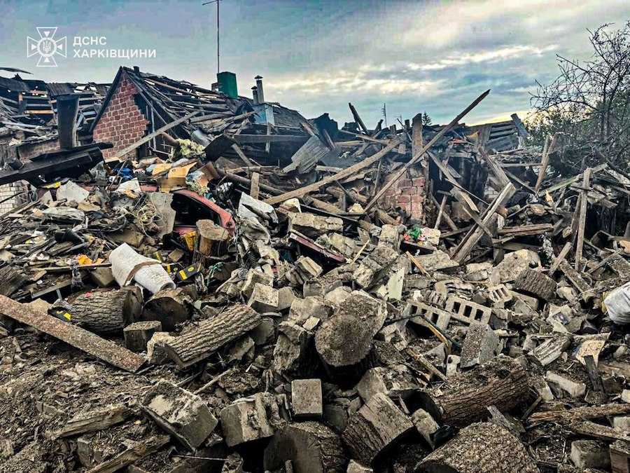 Наслідки авіаудару армії РФ по Золочеву Харківської області. Фото: ДСНС України.