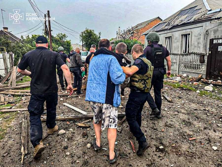 Наслідки авіаудару армії РФ по Золочеву Харківської області. Фото: ДСНС України.