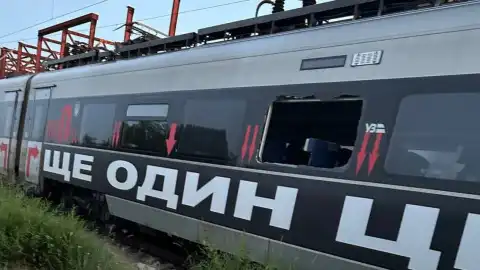 Поврежденный поезд с работой Барбары Крюгер в результате атаки РФ. Фото: Укрзализныц