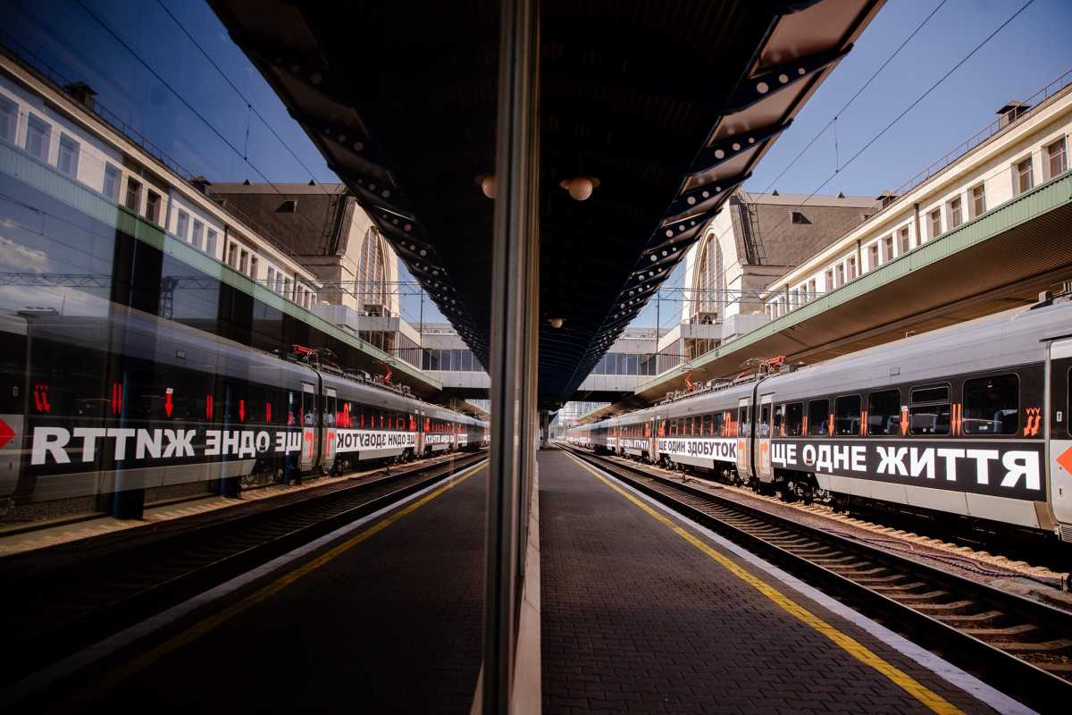 Інтерсіті+ з роботою Барбари Крюгер було представлено у травні. Фото: Укрзалізниця