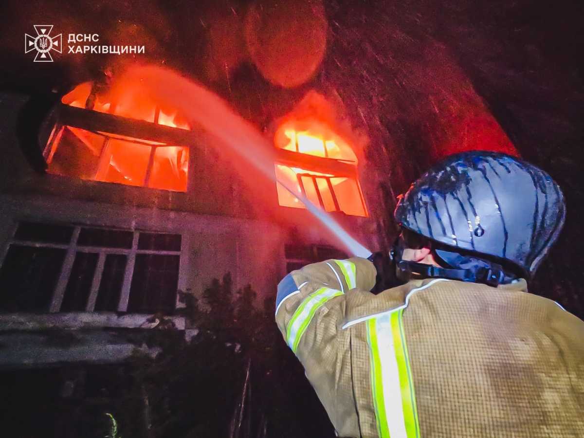 Росіяни вночі атакували Харків безпілотниками. Фото: ДСНС