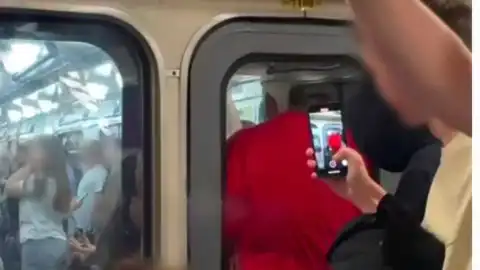 Нарушитель в метро. Фото: полиция Киева